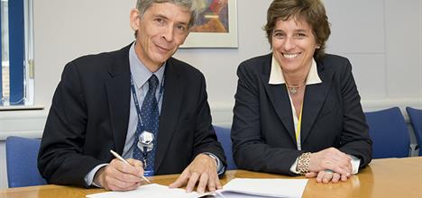 ​​​​ISIS Director Robert McGreevy signing an agreement with CNR in 2014, with Cristina Messa, then Vice President of CNR