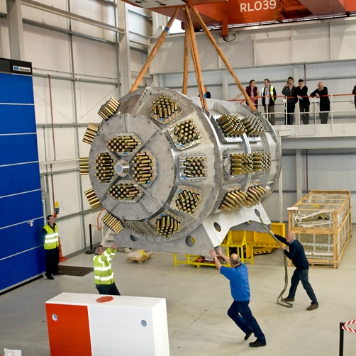Engineers install the detector tank of Polaris