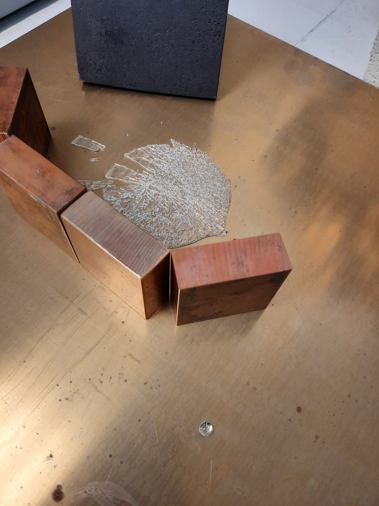 An image of a Shattered glass sample after splat quenching.