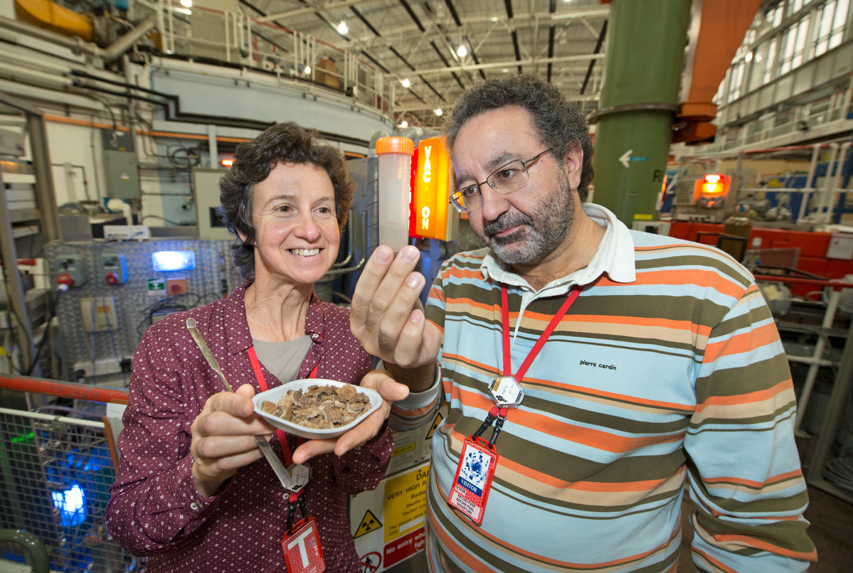  ISIS users Maria Paula Marques and Louis Batista de Caivallio from the Universidade de Coimbra, Portugal, on the MAPS instrumen