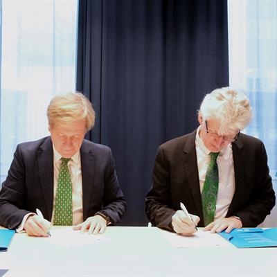 Photo of ISIS Director Roger Eccleston and ESS Director General Helmut Schober signing the MoU.