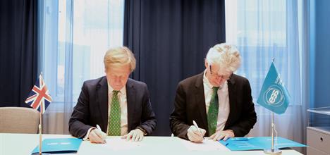 Photo of ISIS Director Roger Eccleston and ESS Director General Helmut Schober signing the MoU.