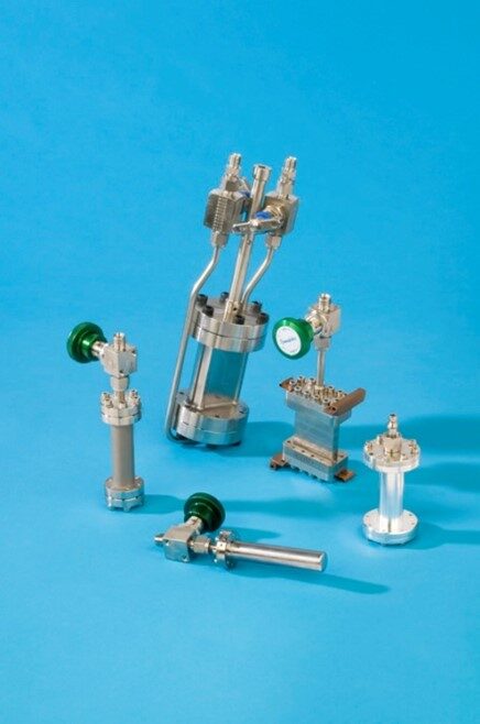 Low pressure cells with taps and valves